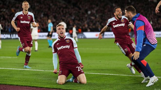 网红“小溥仪”现场观战北京国安比赛，与张稀哲合影留念