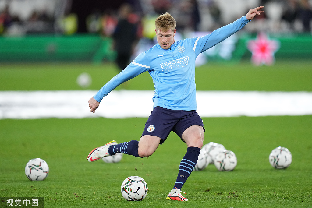 国脚中场精准传球，撕开对手防线