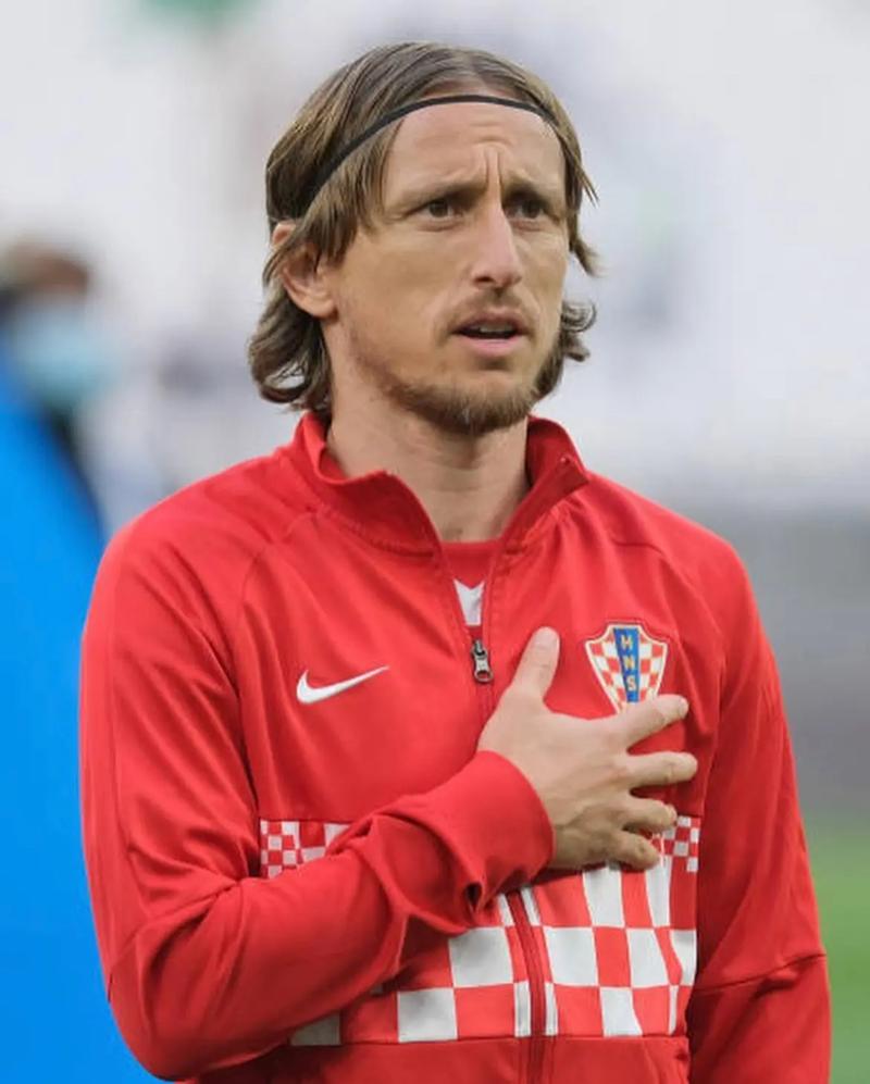 东契奇31+15+11詹皇末节12分，艾顿打爆21中4大帝，湖人力克76人